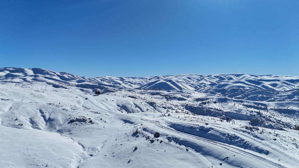 Toroslar karla kaplı! Hadim’de kiraz bahçeleri beyaza büründü 1